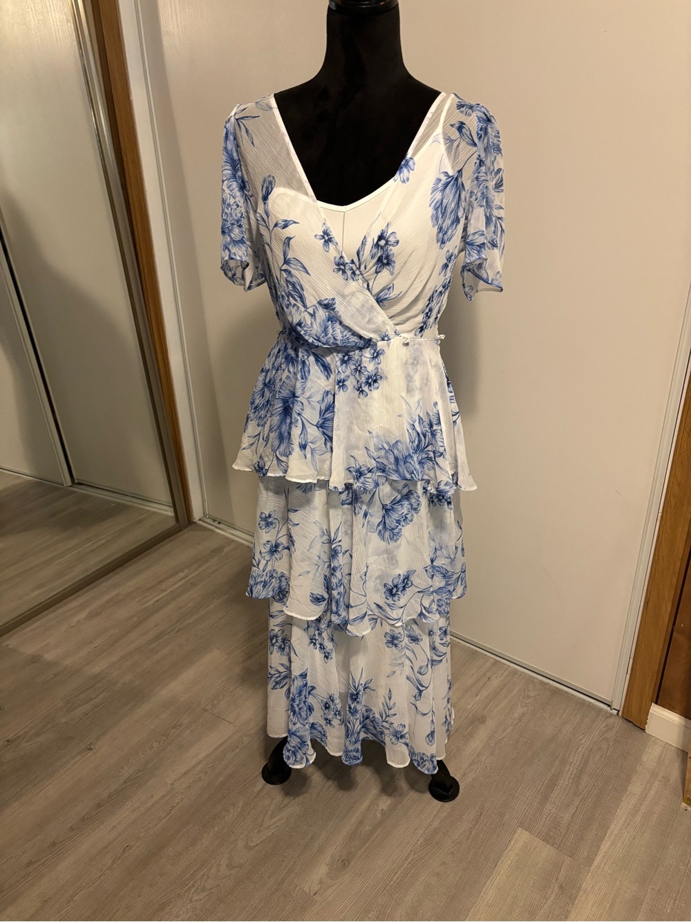 Calvin Klein Dress Womens Sz 10 Floral Blue White Tiered Wedding Guest Party